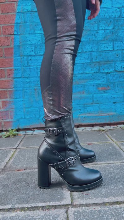 DARK KNIGHT Stiefel in Schwarz mit Riemen und Schnallen, Plateausohle und Profilsohle