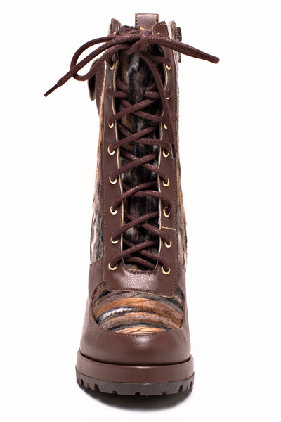 BROWN SUGAR Stiefel in Braun mit gestreiftem Muster, Schnürsenkel zur Weitenregulierung, Seitentasche und Profilsohle