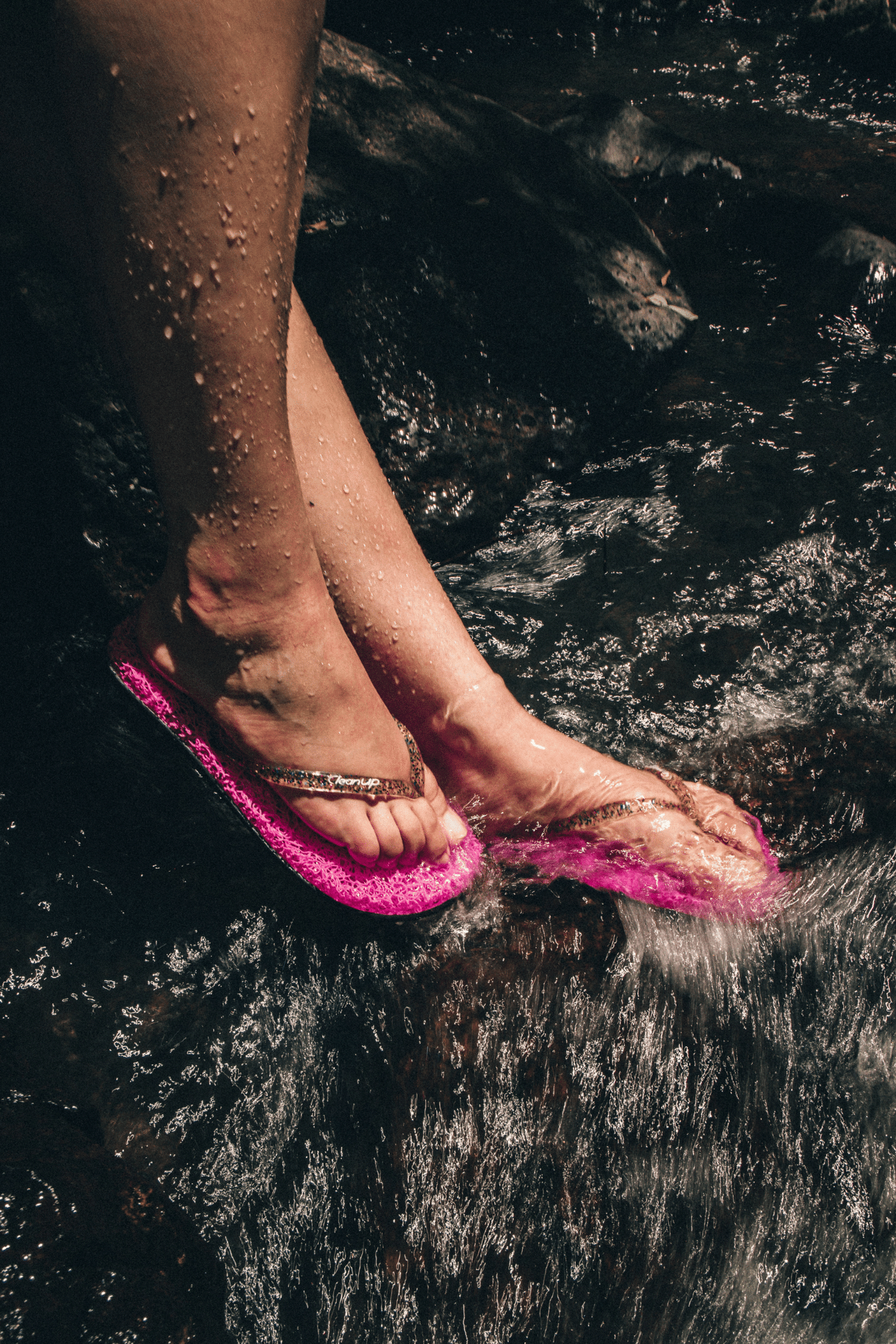 Rio Martina Flip Flop Damen von CleanUp Flat Joy Pink. Durchsichtiger Riemen mit Glitzer. Super flexible Sohle aus recycelten Materialien.  Innensohle aus 100% recycelbarem synthetischen Fasern, die die Durchblutung anregen. Hergestellt in Brasilien. Frühjarh Sommer Damenschuhe.