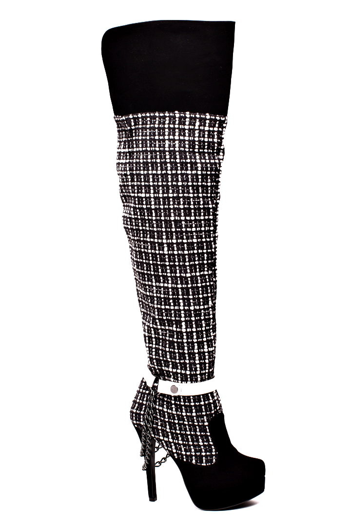 Attraktive schwarze und weiße SCANDALOUS Overknee-Stiefel aus Tweed mit abnehmbarem Riemen und Ketten-Detail.