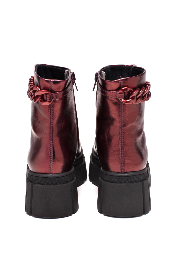 SCARLET ELEKTRA Stiefeletten - metallisches Rot  mit Kette am Knöchel und Profilsohle