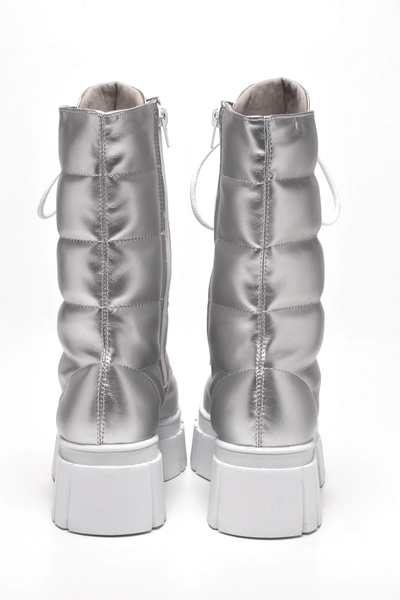 SILVER SNOW Stiefel in metallischem Silber mit Schnürsenkeln zur Weitenregulierung Profilsohle
